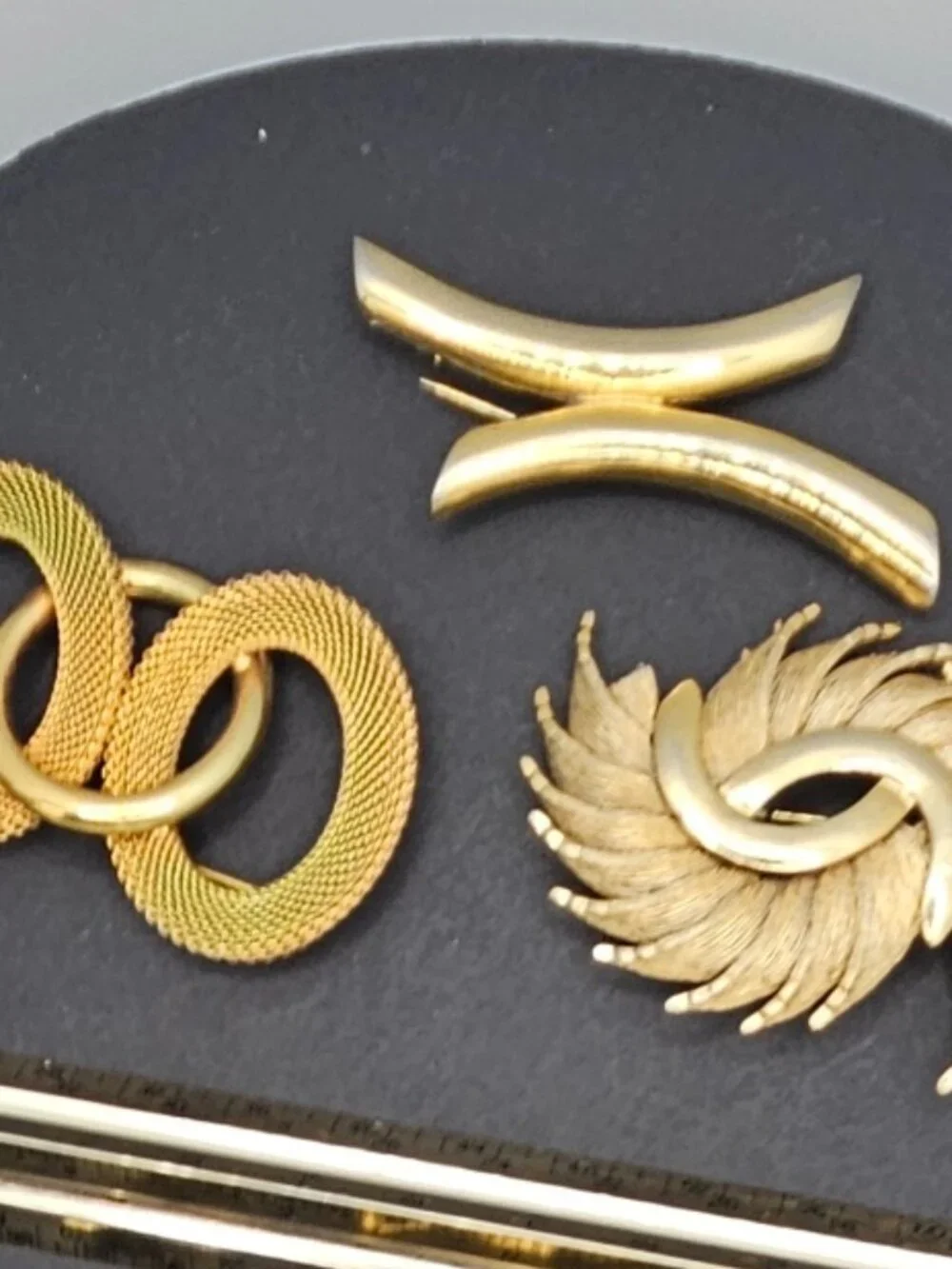 Vintage 1980s Gold Tone Brooch & Pin Lot - Statement & Figural Jewelry (7 Pcs)